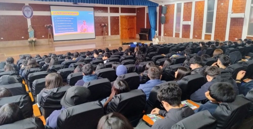 El centro preuniversitario CEPECH dictó una charla a nuestros/as estudiantes de 3° Medio.